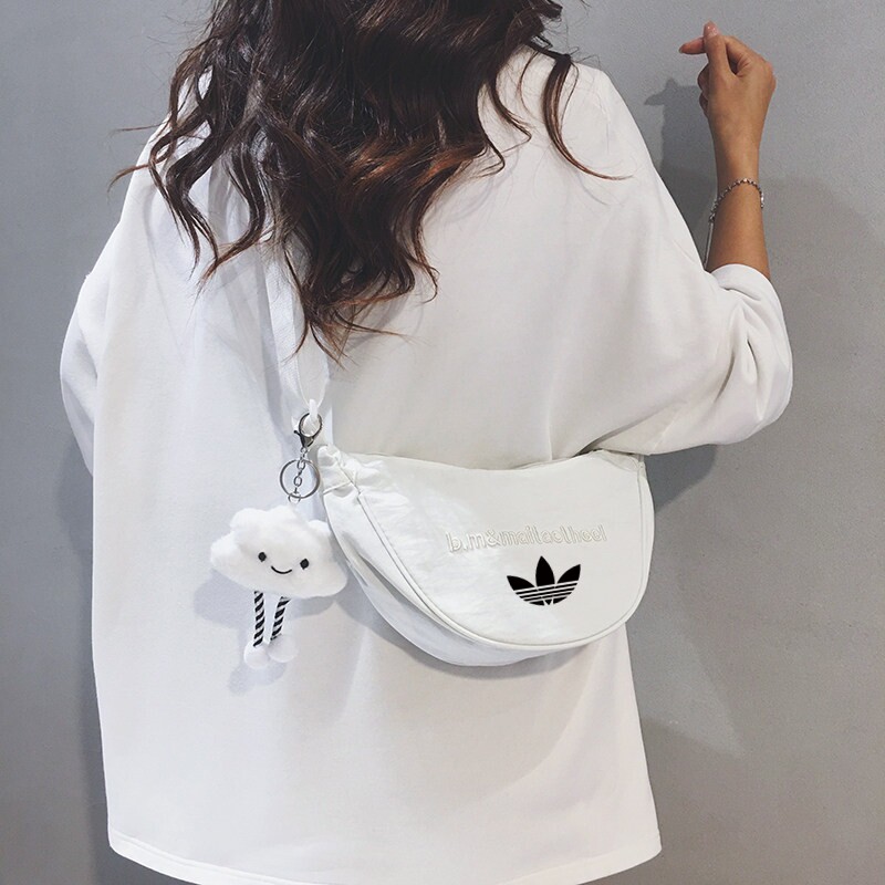 品牌正品白色帆布胸包女图片