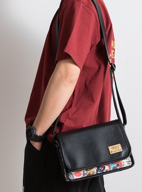 日系个性皮质斜挎包男女时尚休闲单肩包涂鸦撞色复古邮差包小挎包
