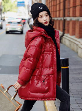 高级感亮面红色羽绒服女冬季2025新款免洗白鸭绒外套连帽羽绒衣
