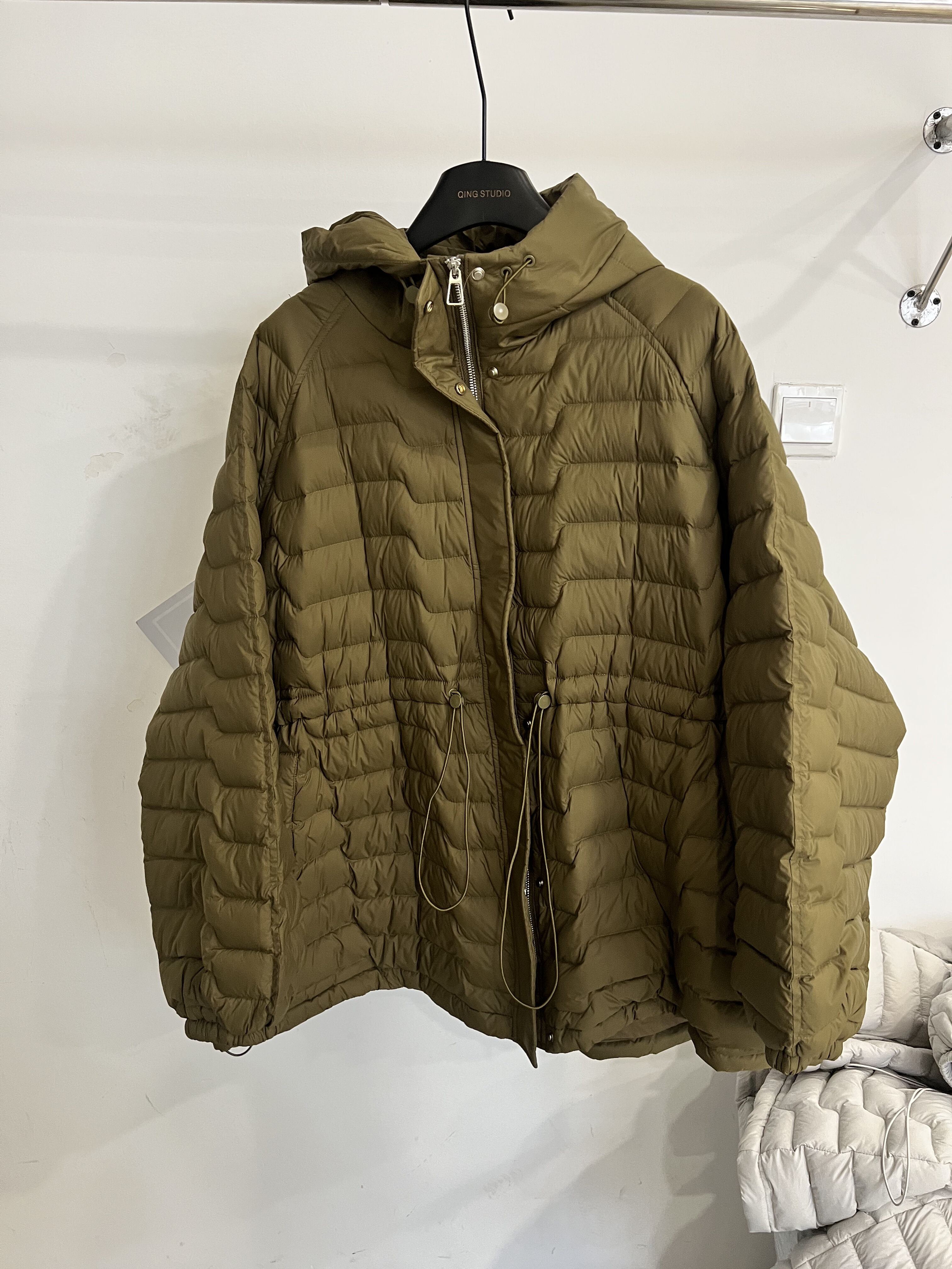 韩国2025冬装时尚下摆抽绳收腰连帽显瘦外套轻薄排骨白鸭绒羽绒服