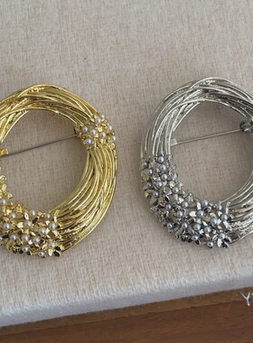 椭圆线条缠绕胸针女高级感简约珍珠镶嵌西服别针防走光胸花配饰品