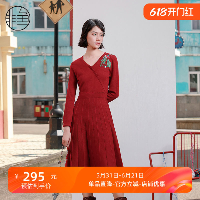 非鱼V领针织连衣裙2023秋冬新款收腰显瘦长款毛衫裙刺绣女打底裙