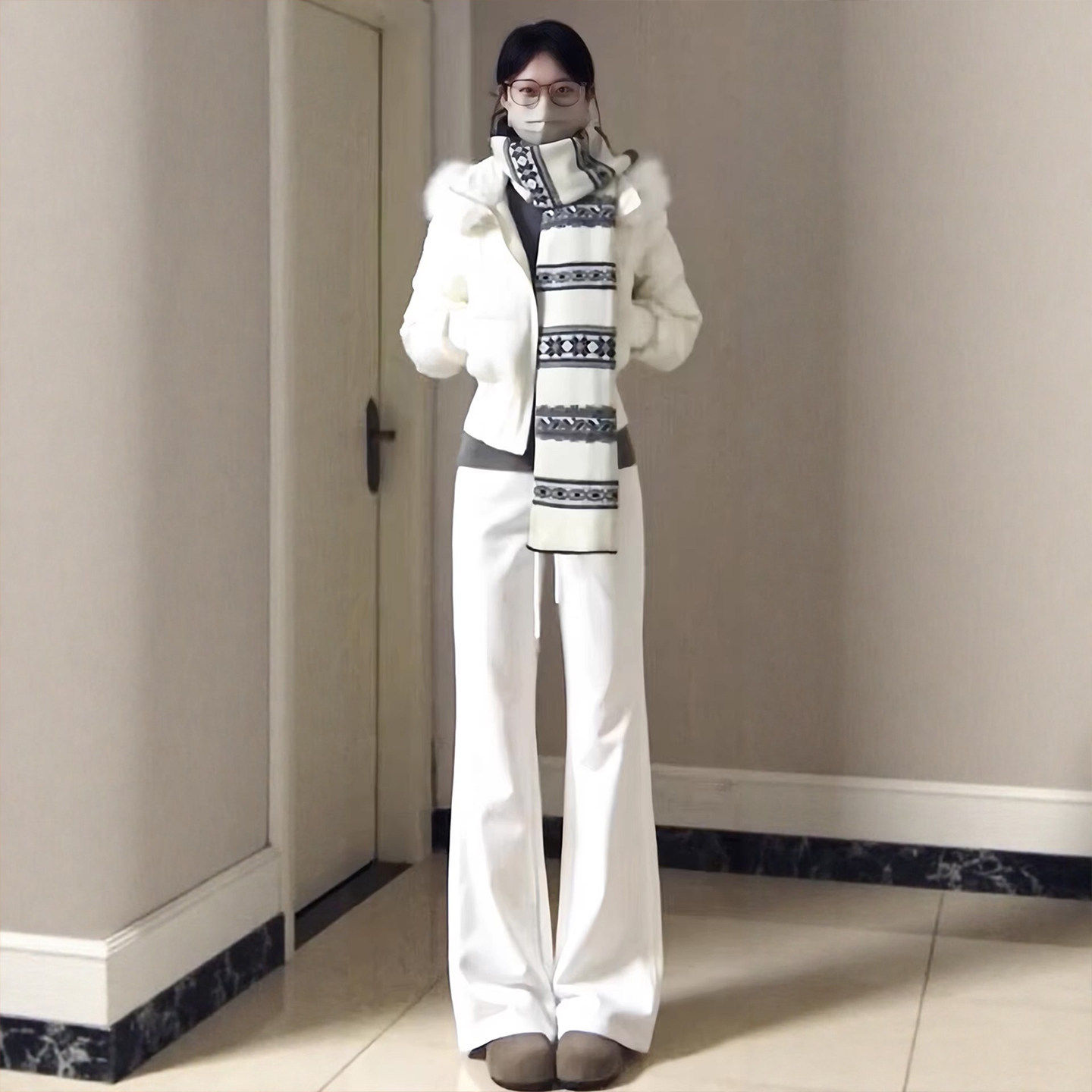 白色加绒喇叭裤子女秋冬季加厚显瘦马蹄裤小个子直筒运动微喇卫裤