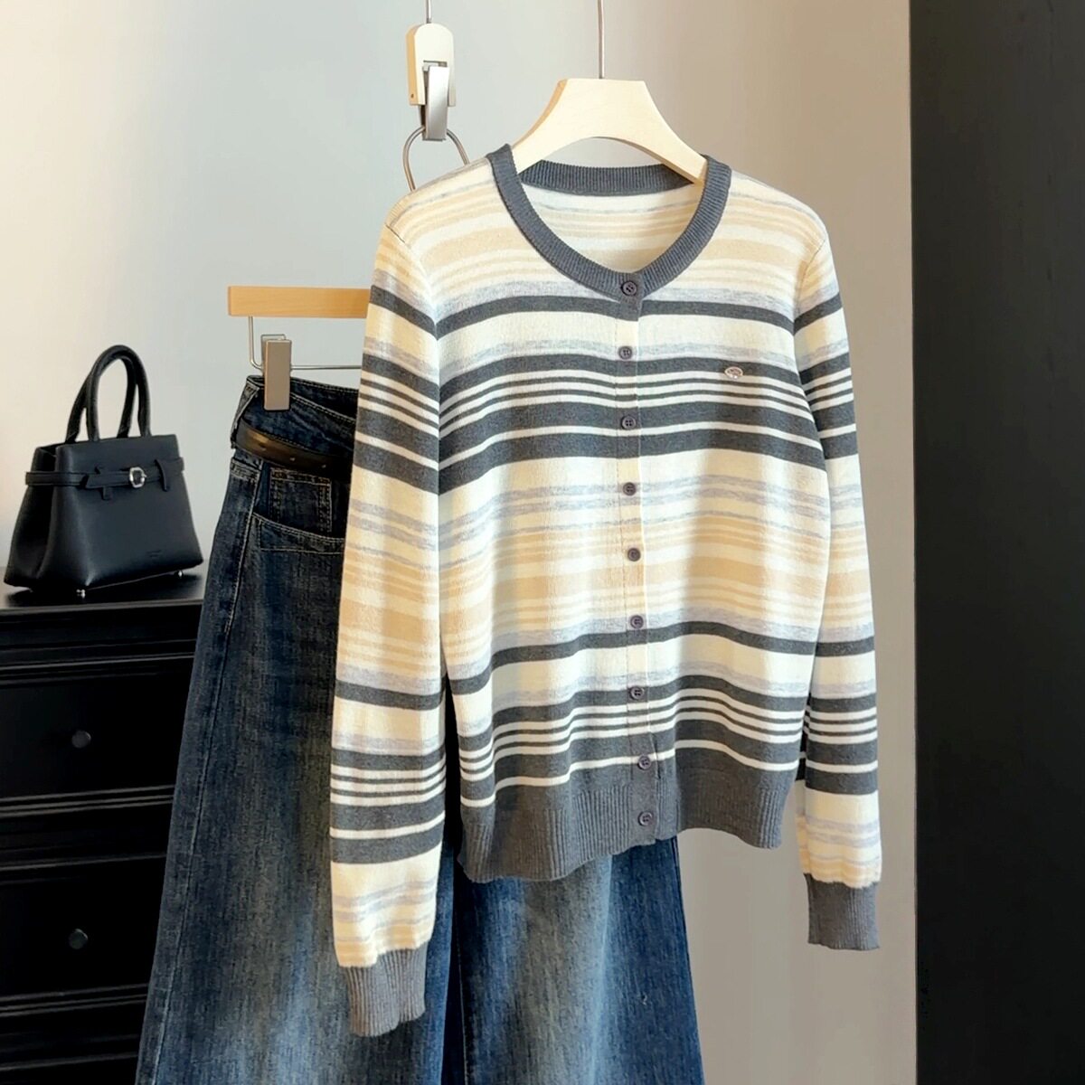 圆领撞色条纹针织衫女2026新款秋季韩版简约气质显瘦毛衣开衫上衣