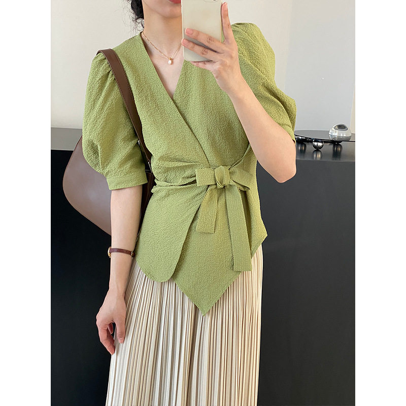 牛油果色绑带短袖衬衫女2023夏不规则泡泡格纯色上衣衬衣