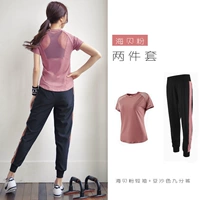 Футболка, розовые штаны