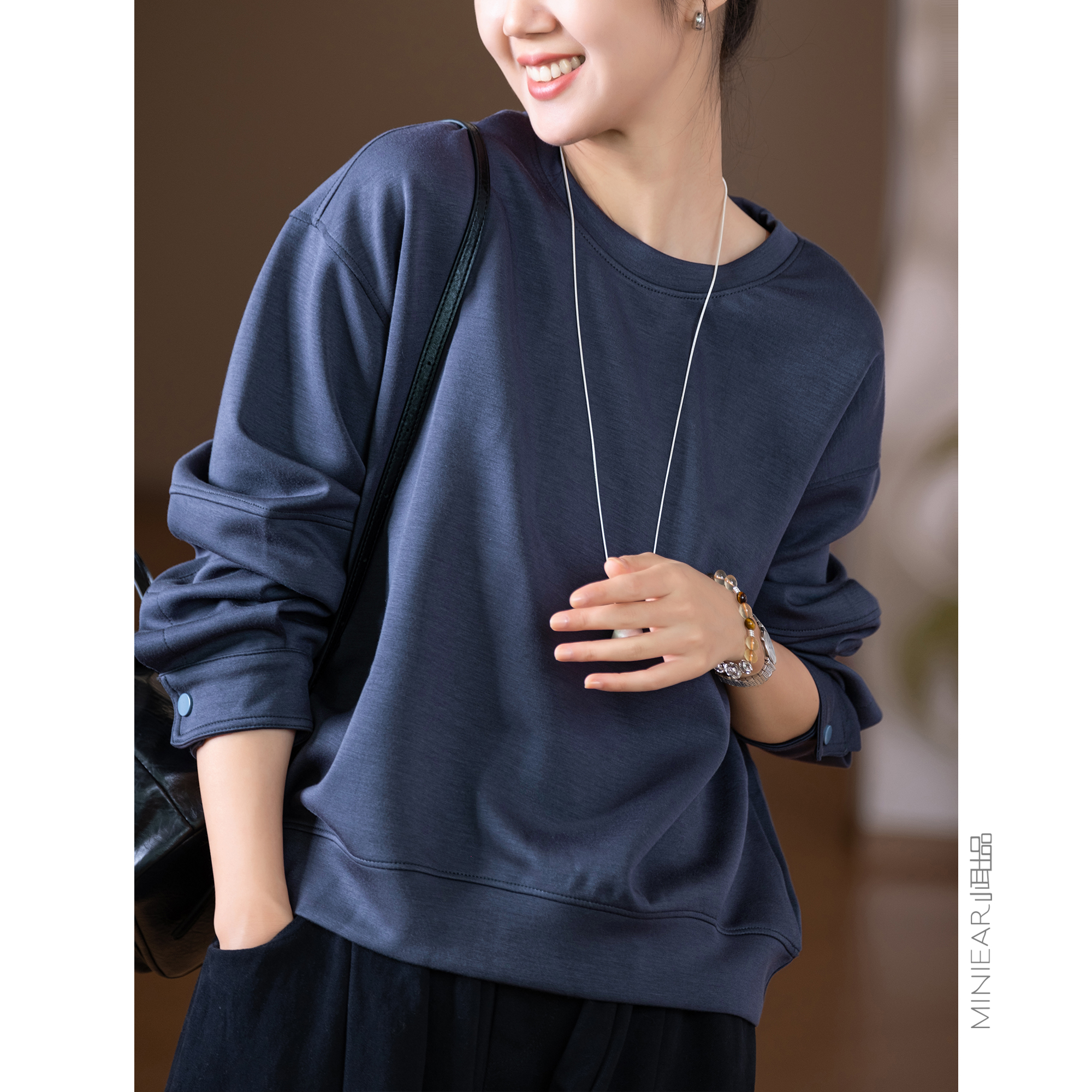 宽松显瘦暗扣袖口百搭圆领卫衣女