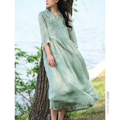 中国风斜襟重工刺绣花朵连衣裙