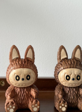 实木拉布labubu潮玩摆件网红爆款摆摊桌面定制创意生日礼物