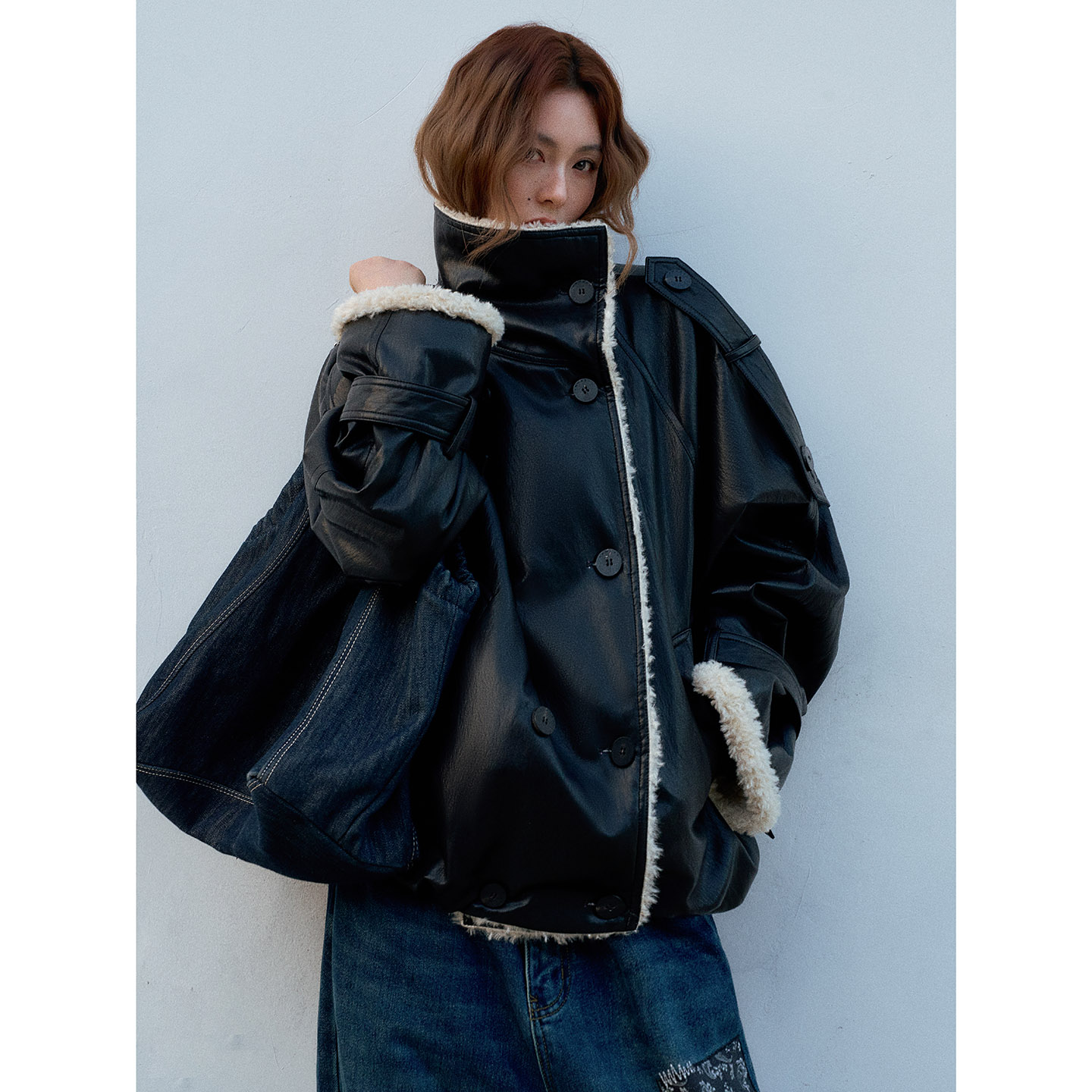 洛边翻领羊羔毛PU皮夹克女宽松