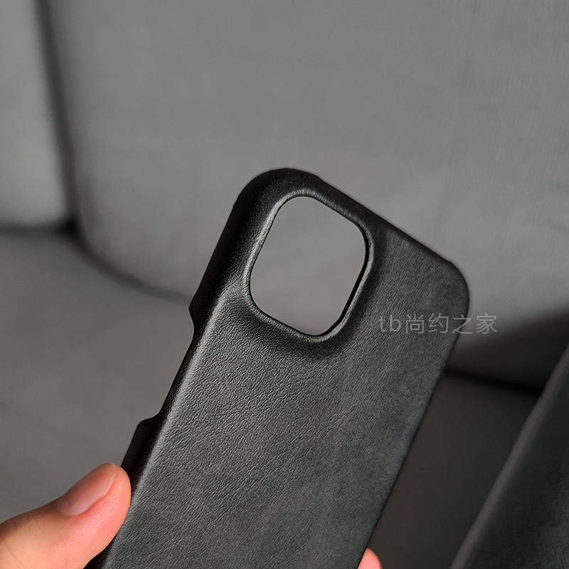 小牛纹适用苹果13/14/15/pro手机壳大孔素皮iPhone15/16/17/pro背壳max半包保护套12皮套硬壳防手汗防指纹