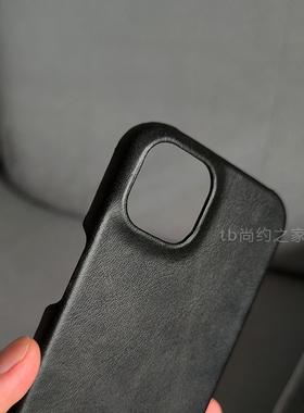 小牛纹适用苹果13/14/15/pro手机壳大孔素皮iPhone15/16/17/pro背壳max半包保护套12皮套硬壳防手汗防指纹