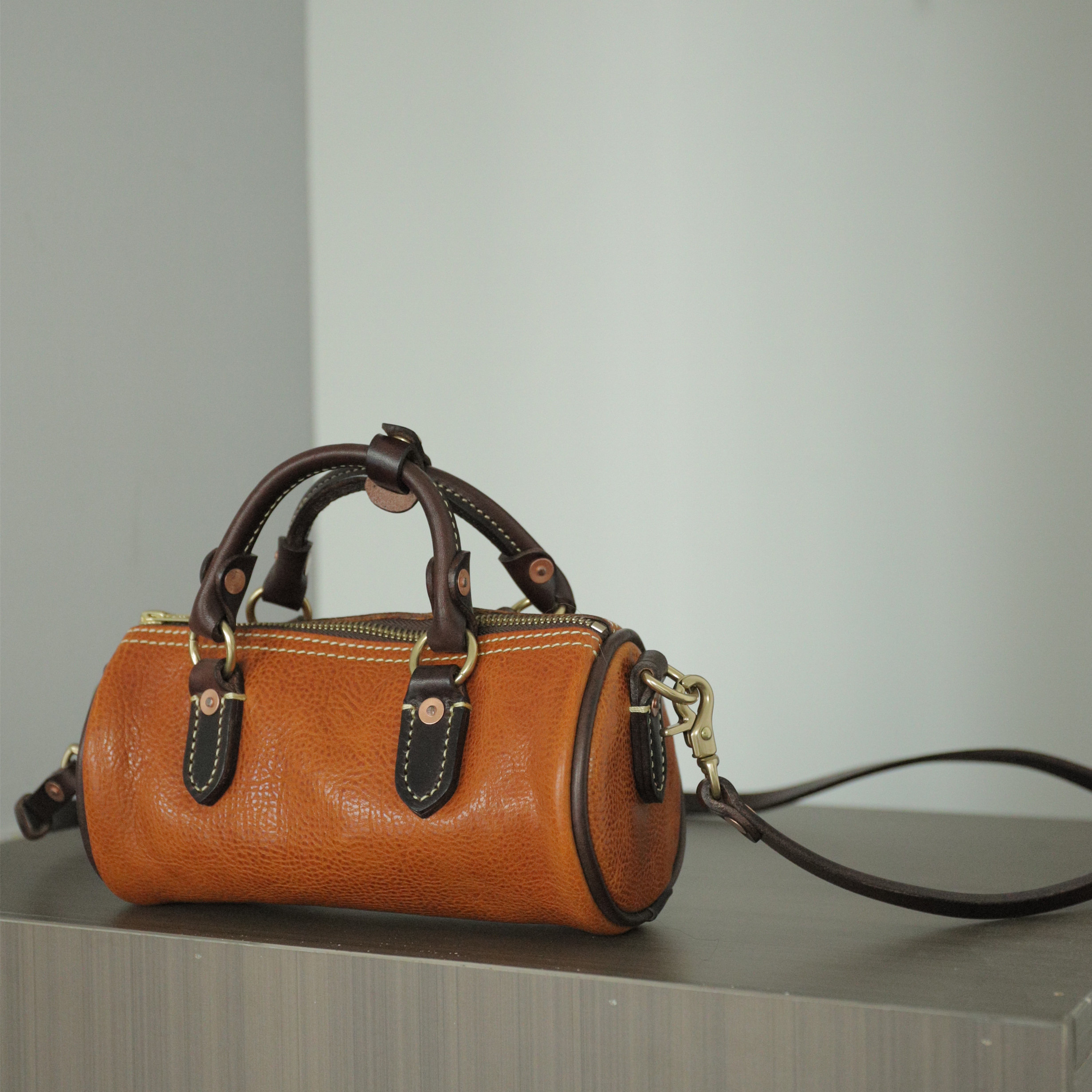 小众设计师款意大利进口头层牛皮枕头包高级感撞色真皮波士顿女包