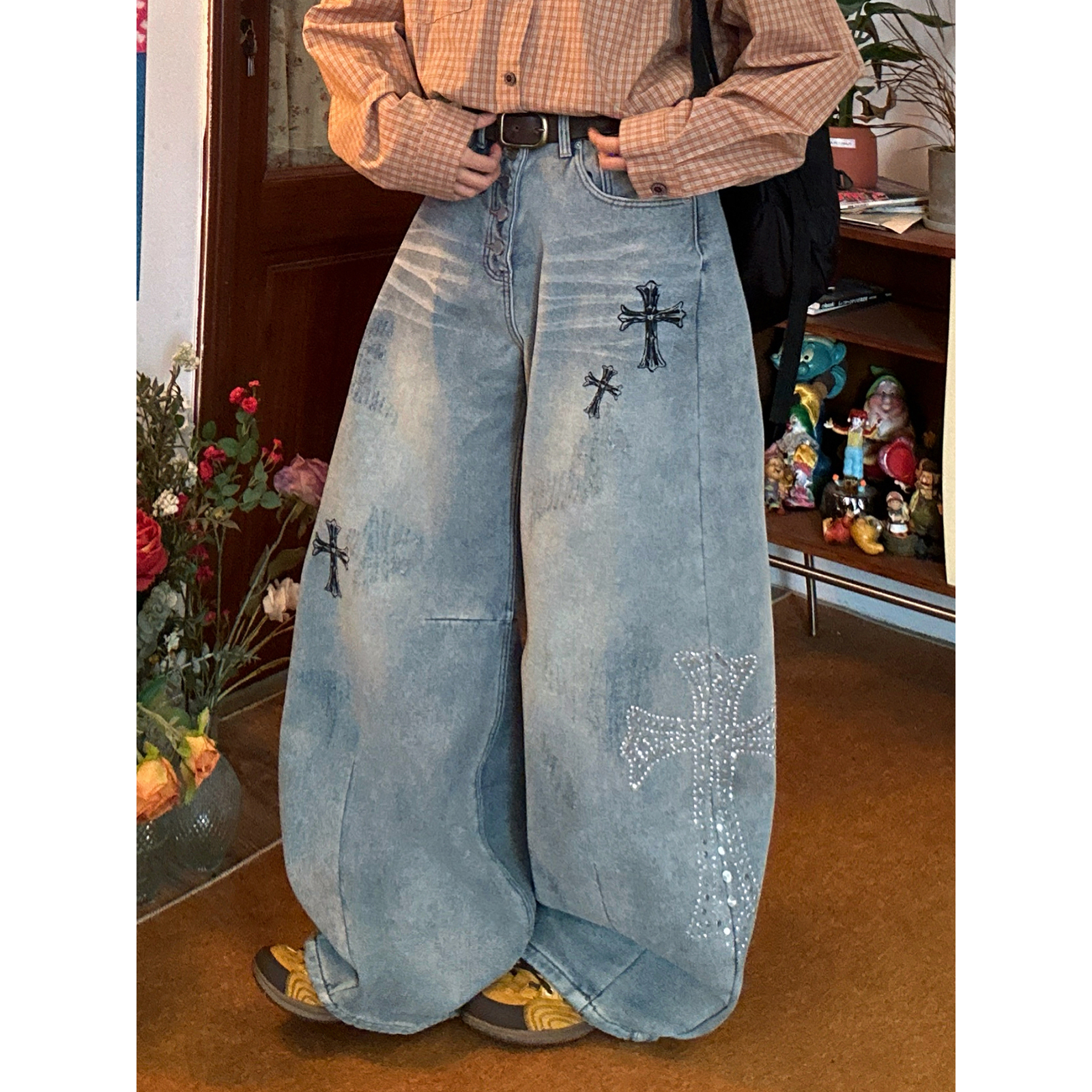 【新品买二送一】美式高街做旧十字架烫钻弯刀牛仔裤男女加绒长裤