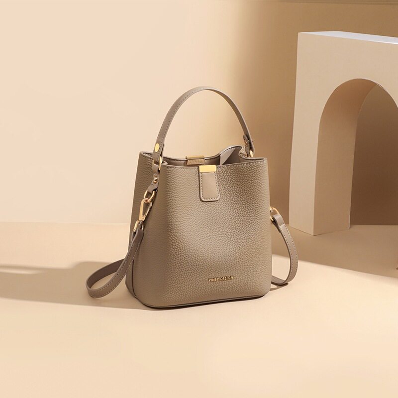 Viney女包2026新款秋冬水桶包斜挎真皮高级感大容量通勤手提女包