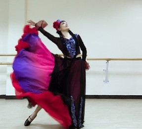 舞台演出服新疆茹芸服饰定制