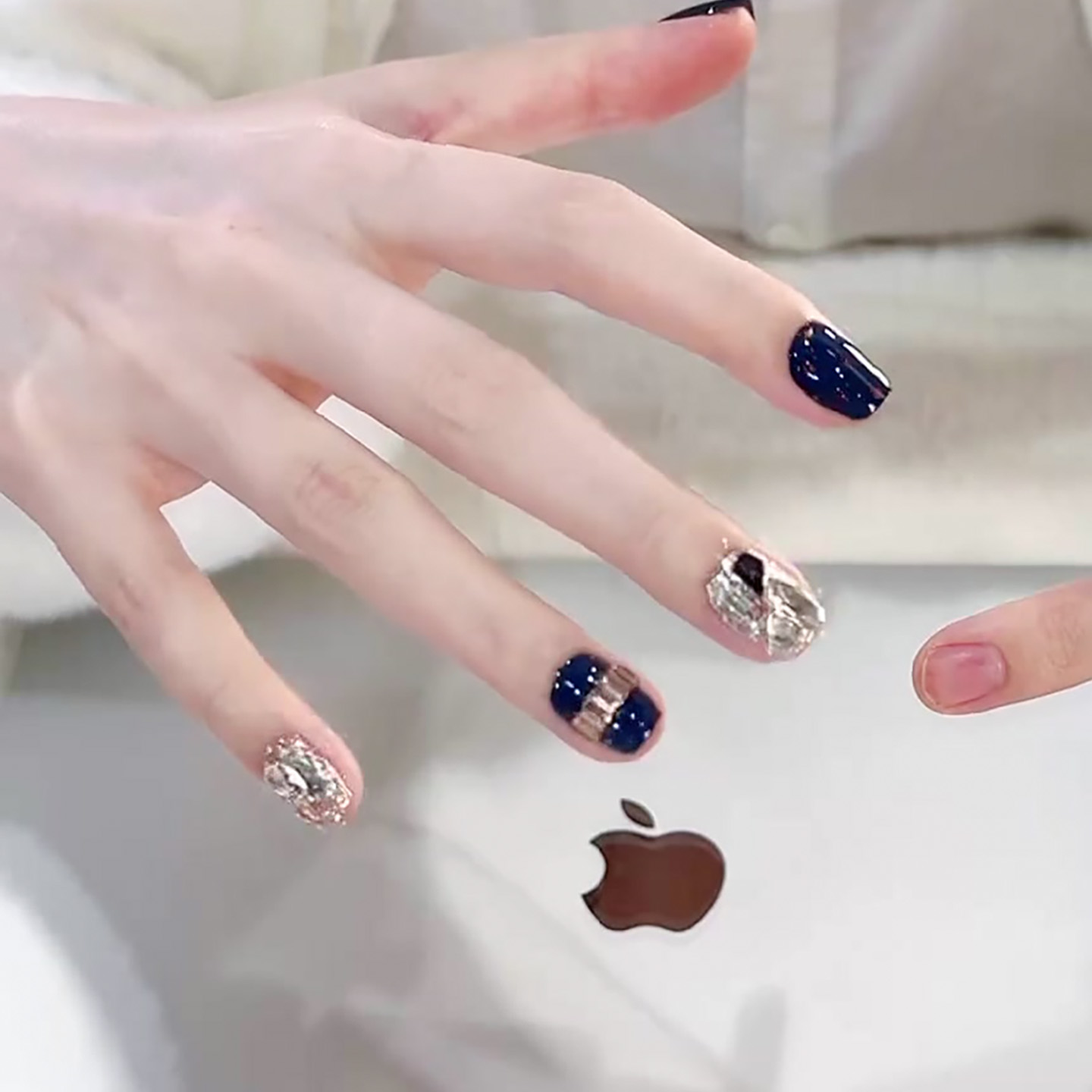 2025年新款秋冬藏蓝波点显白美甲显白穿戴甲纯手工高级感短款