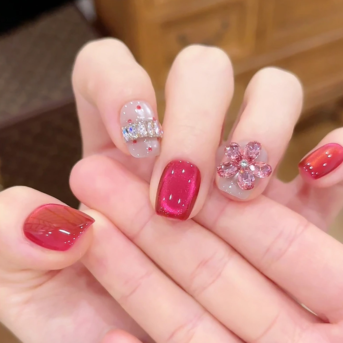 2026年新年款落樱缤纷显白玫红美甲穿戴甲纯手工高级氛围感短款,彩妆/香水/美妆工具,穿戴甲/甲片,淘宝优惠券,粉丝福利购,淘宝优惠卷