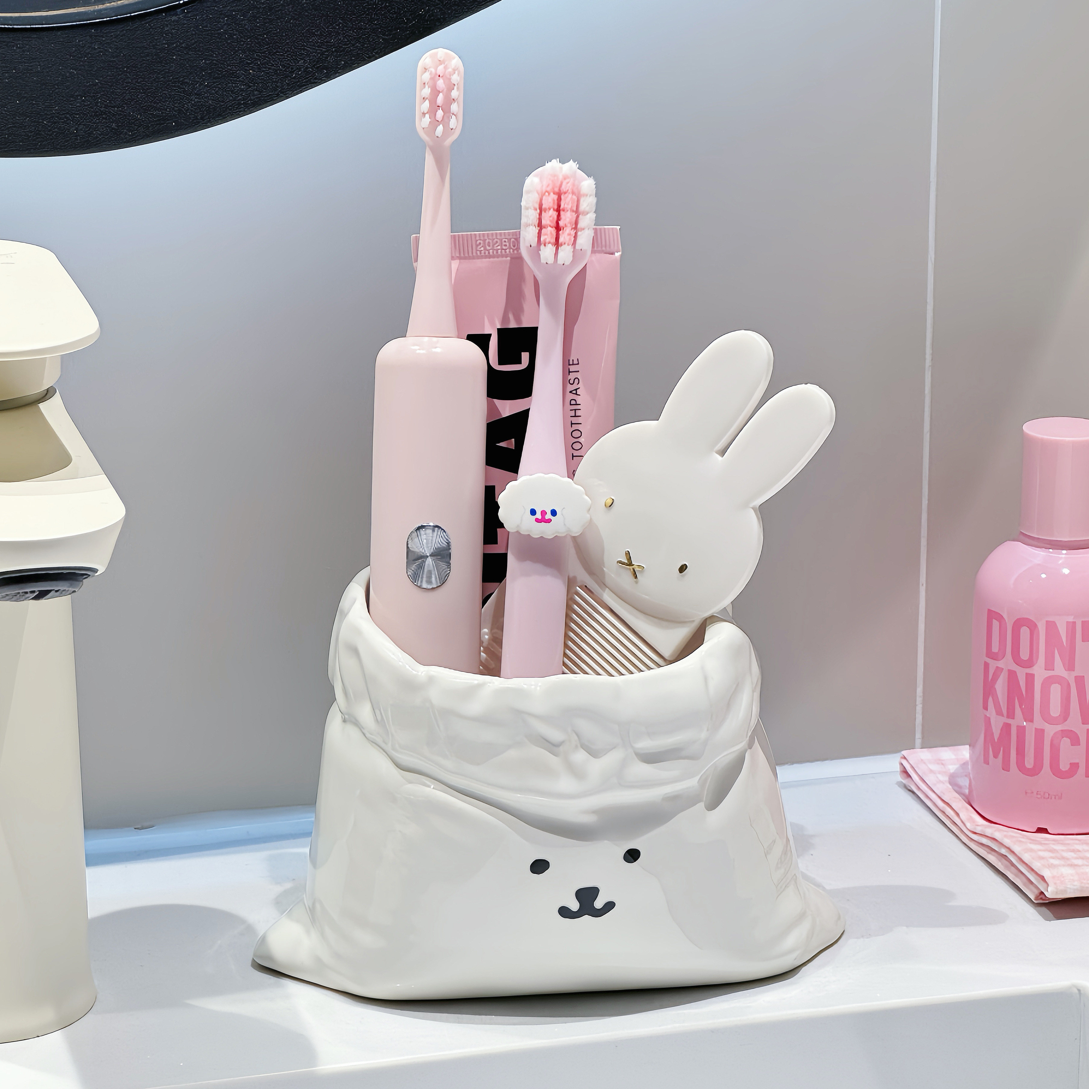 简约布袋熊可爱高颜值电动牙刷牙膏置物架家用桌面化妆笔刷收纳筒