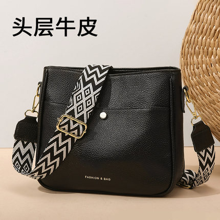 真皮水桶包女2026新款时尚通勤女士斜挎包休闲宽带软皮女包单肩包
