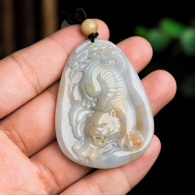 孤品天然缅甸a货翡翠黄翡猛虎出山纯手工吊坠生肖虎冰种玉石挂件