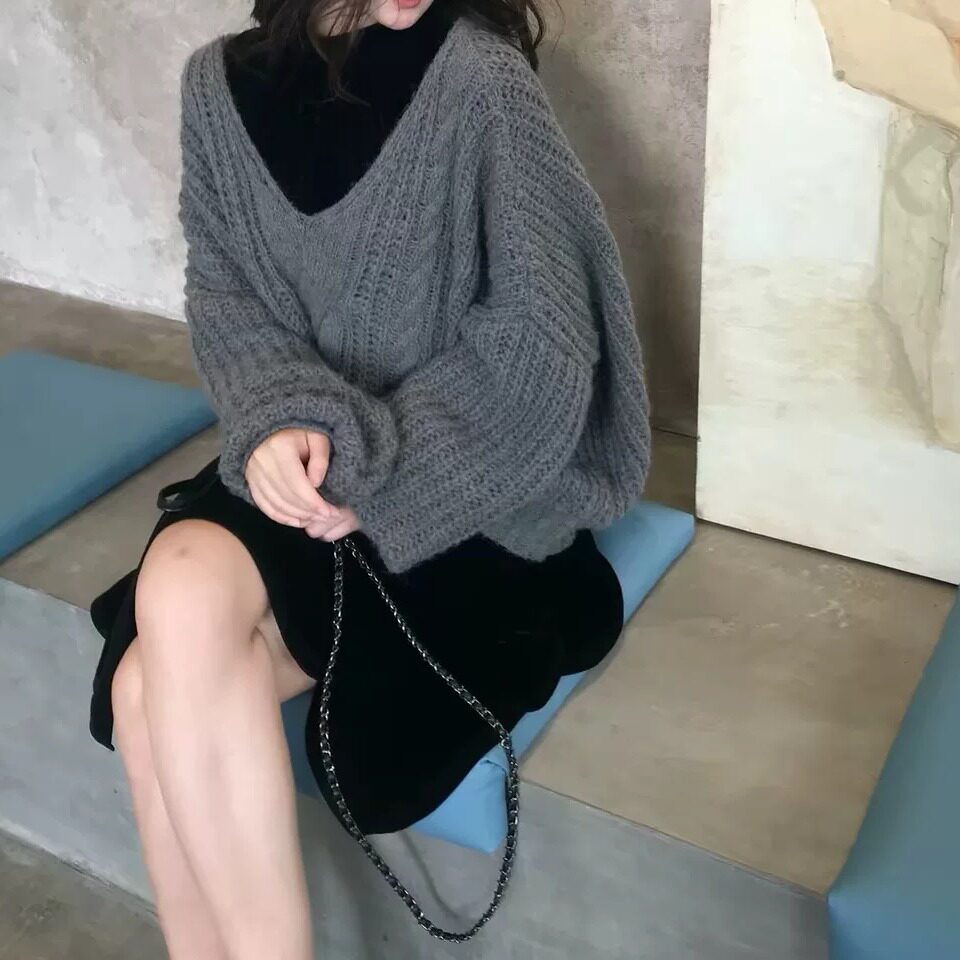 灰色深V领绞花宽松慵懒毛衣女