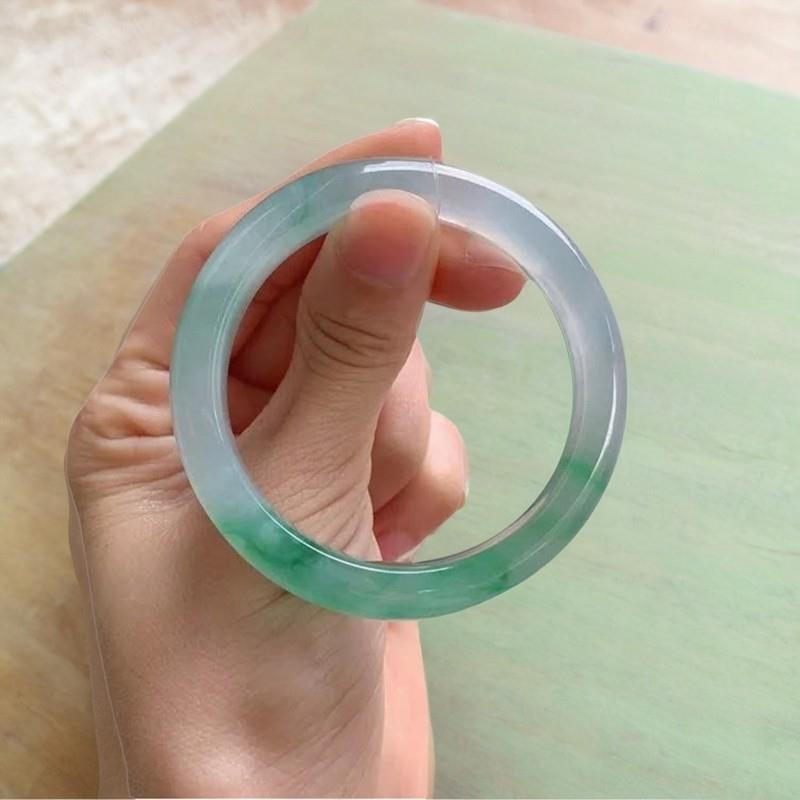 天然缅甸高冰种飘绿花翡翠玉手镯圆条玉镯玻璃种冰透飘花手镯送礼