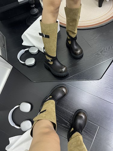 韩版真皮拼接圆头套筒平底骑士靴女2026年秋季新款时尚休闲长靴潮