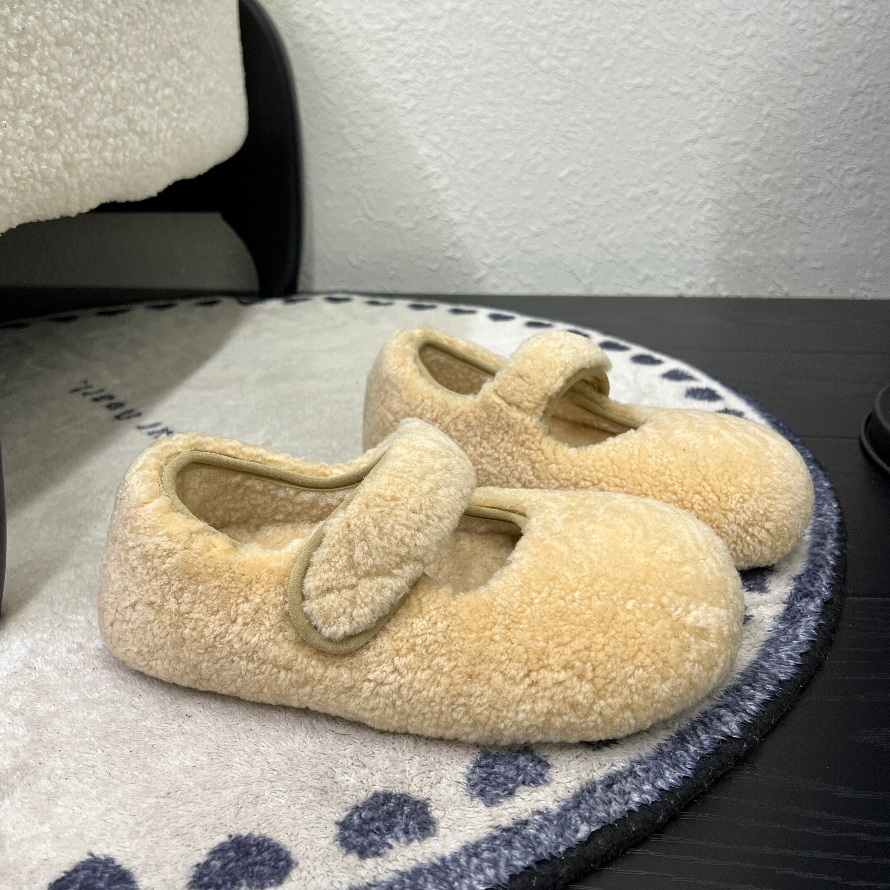 韩系羊羔毛魔术贴平底浅口玛丽珍鞋女2025年时尚百搭一字带毛毛鞋