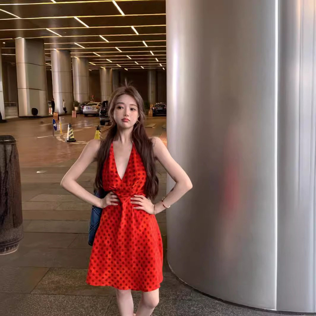 法式红波点挂脖露背辣妹连衣裙