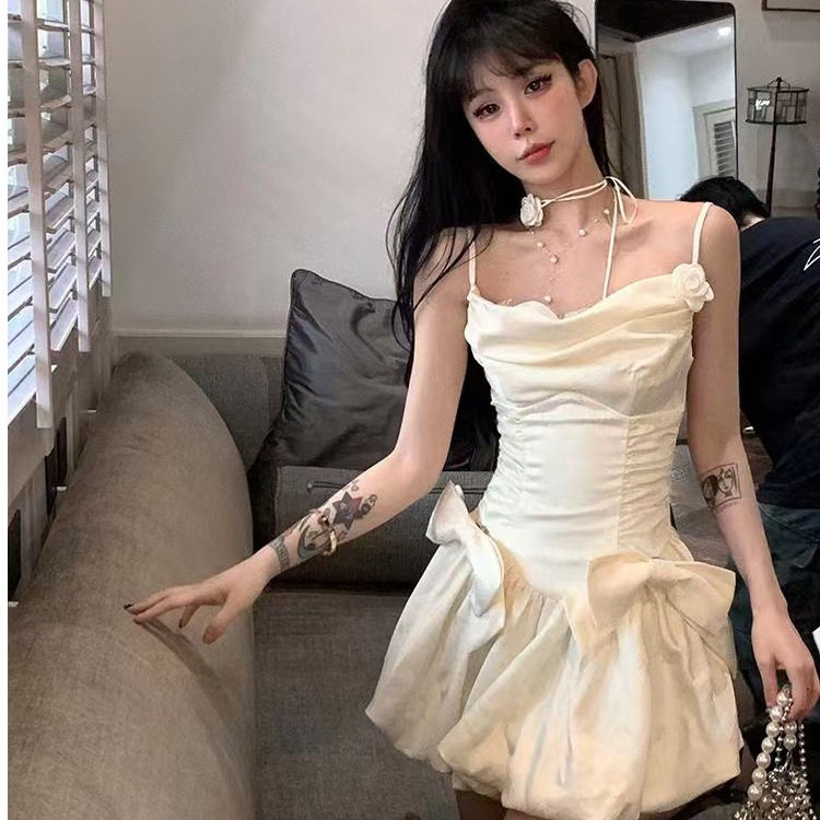 收腰蝴蝶结吊带连衣裙