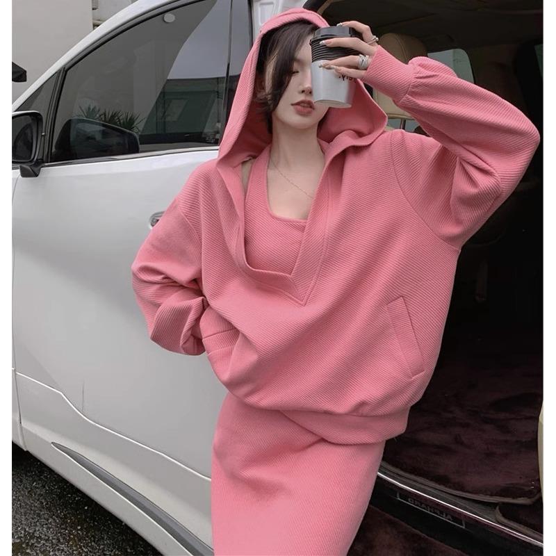 大码女显瘦粉色吊带裙卫衣套装