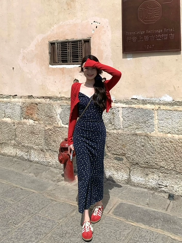 Атмосферное приталенное летнее платье, юбка, цветочный принт, V-образный вырез, эффект подтяжки