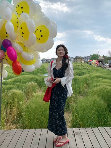 Атмосферное приталенное летнее платье, юбка, цветочный принт, V-образный вырез, эффект подтяжки