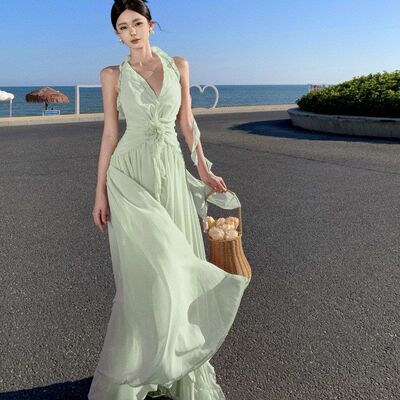 南法气质挂脖露背旅拍高级日落裙度假碎花别致沙滩长裙女夏