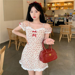 Real shot of small gentle floral suspender skirt