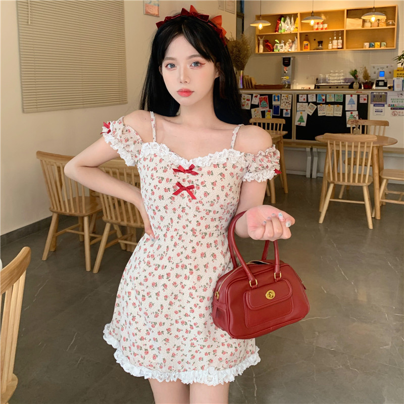 Real shot of small gentle floral suspender skirt