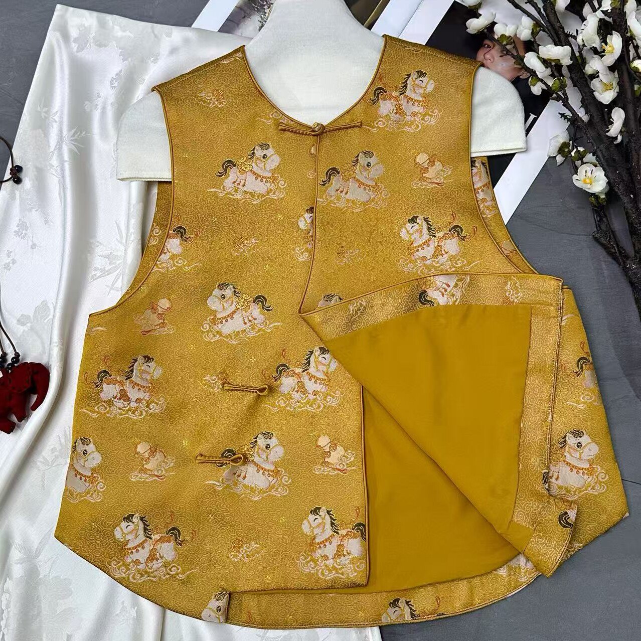 小神驹背金元宝织锦提花马甲2026马年春贺岁新款 减龄新中式国风