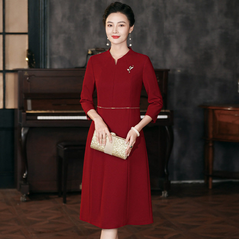 2024新款年轻妈妈婚礼婚宴礼服气质酒红色喜婆婆大码连衣裙