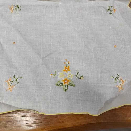 F329 手绣橘黄色花款长方桌旗 米白色棉质85×33cm有氧化