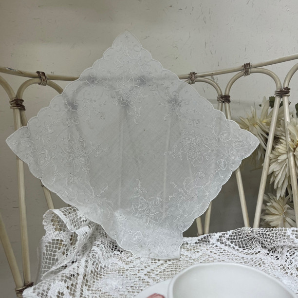 M131-3四角花潮绣棉纱手帕白色棉质27cm×27cm(氧化)