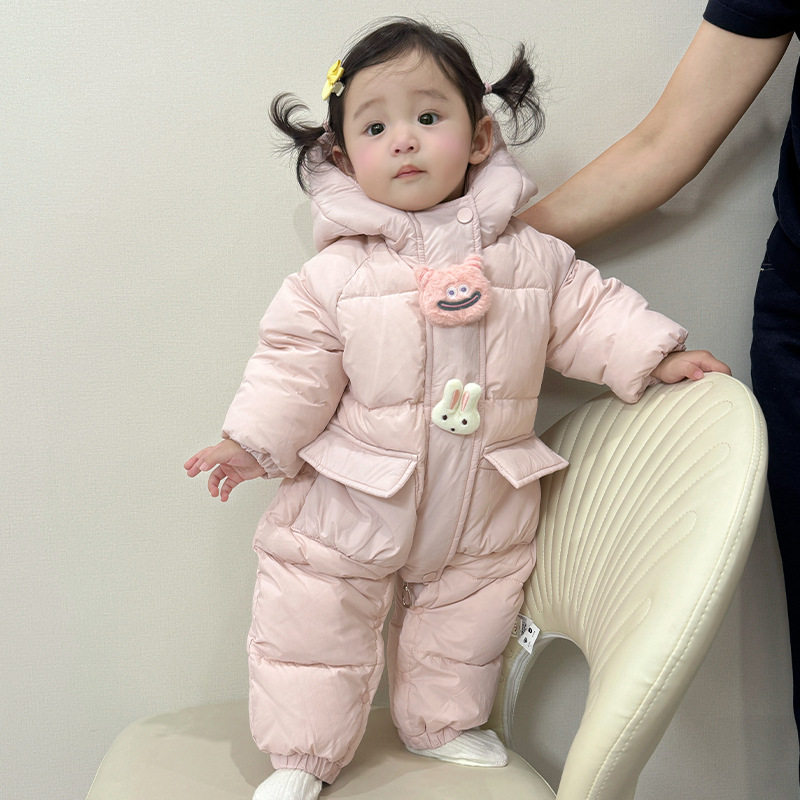 婴儿衣服冬装女宝宝连体衣加绒加厚白鸭绒哈衣外出抱衣冬季羽绒服