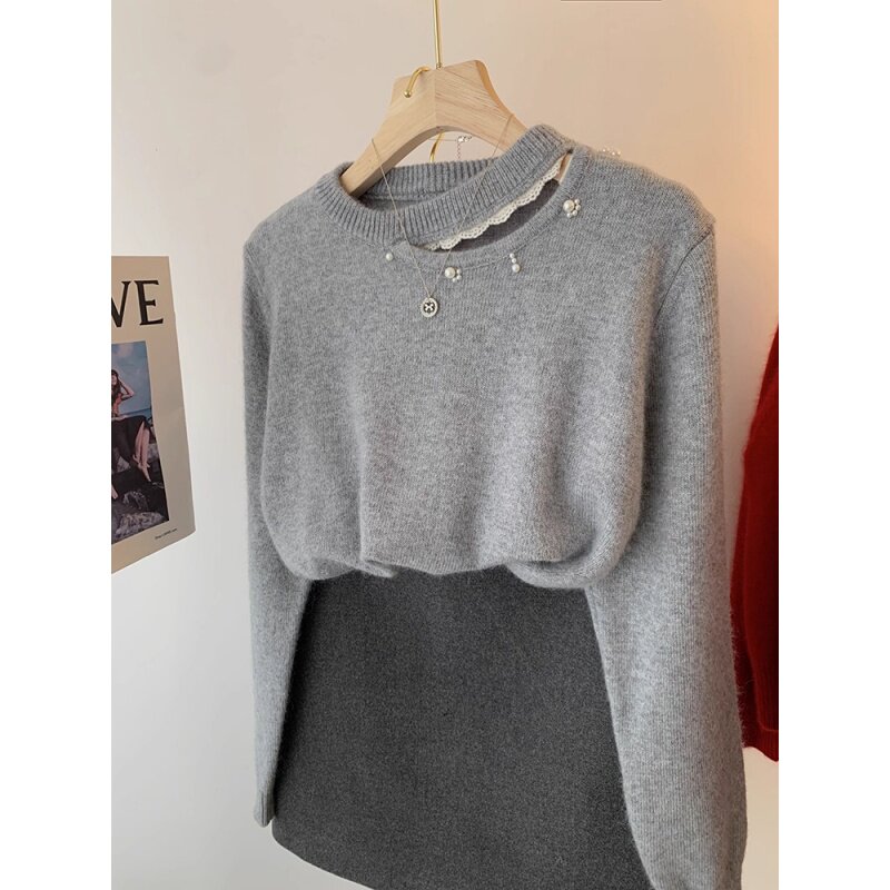 灰色设计感镂空领口钉珠毛衣女