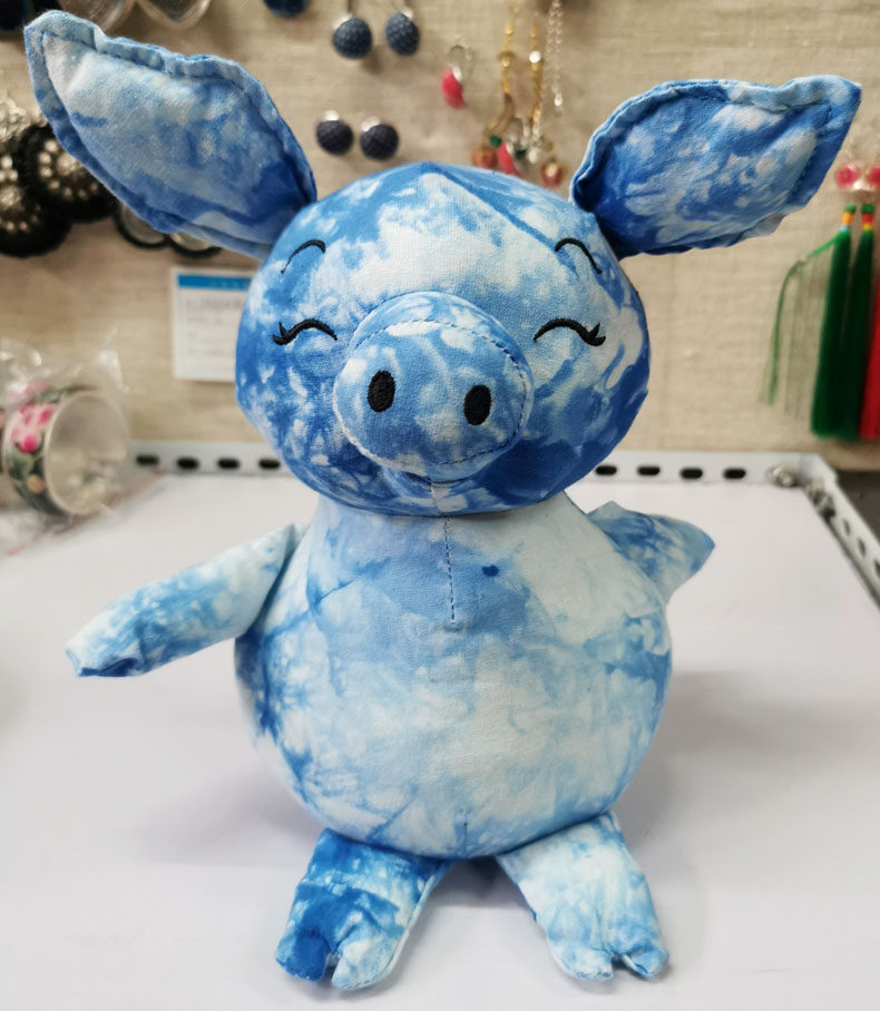 2021秋冬新品布艺猪猪摆件云南手工蓝染布艺娃娃可爱民族风玩偶