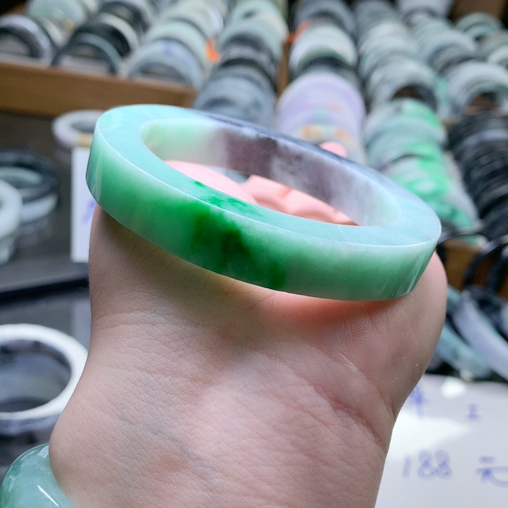 天然翡翠手镯定制不退换