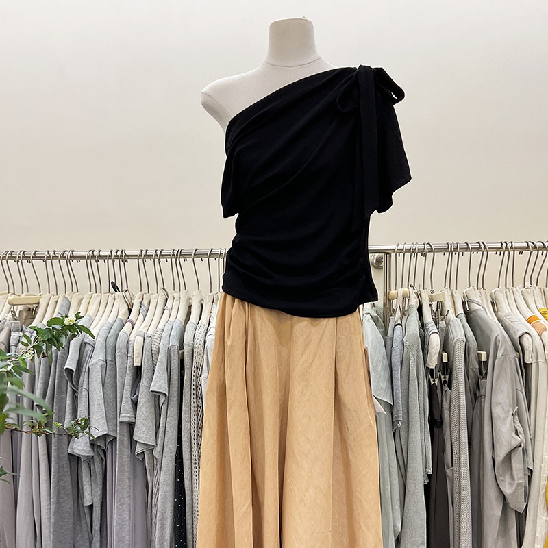 韩系斜肩短袖女黑色露肩绑带修身显瘦上衣+百搭慵懒阔腿裤两件套