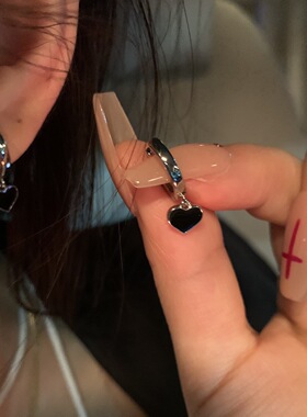 黑色爱心耳扣女2025新款爆款高级感耳环小众设计感耳饰秋冬耳坠