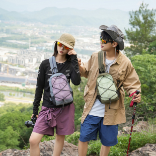 新款轻量化户外双肩包男女款中号通勤轻便登山骑行包大容量斜挎包