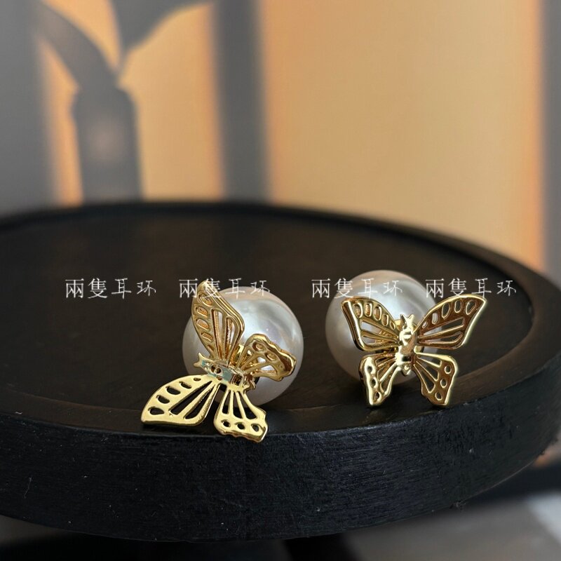D家镂空珍珠浮雕蝴蝶耳环
