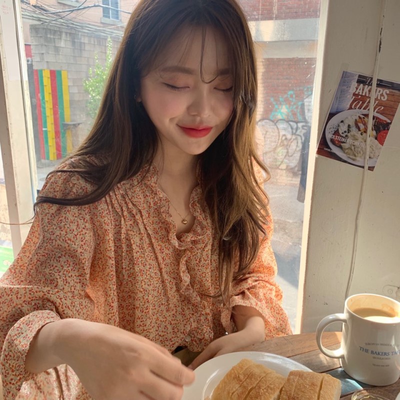 Korean chic early spring French minority flower white warm orange retro Chiffon ear edge long sleeve shirt